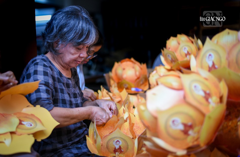 Loại lồng đèn lắp ghép chắc chắn hơn cũng được các chùa hiện nay ưa chuộng là loại lồng đèn có chất liệu bằng nhựa