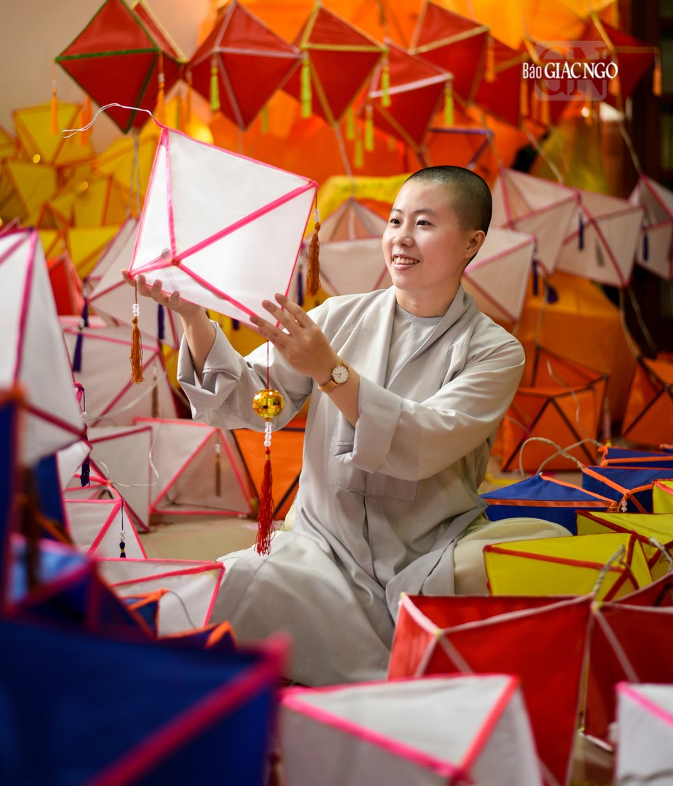 Lồng đèn là hình ảnh biểu trưng cho trí tuệ của Phật giáo