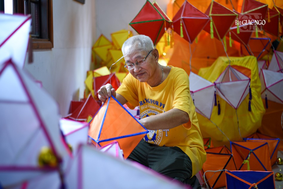 Không chỉ để trang trí, mỗi ngọn đèn cũng mang bao tâm nguyện của người dân dâng lên cúng dường Đức Phật