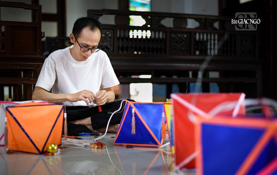 Anh Tâm (37 tuổi) cho biết bản thân đang bước đầu tìm hiểu giáo lý Phật giáo. Mùa Phật đản năm nay, anh tranh thủ thời gian rãnh của bản thân để đến chùa, giúp quý Thầy thiền viện Vạn Hạnh trang trí cũng như học hỏi thêm môi trường tu học nơi đây