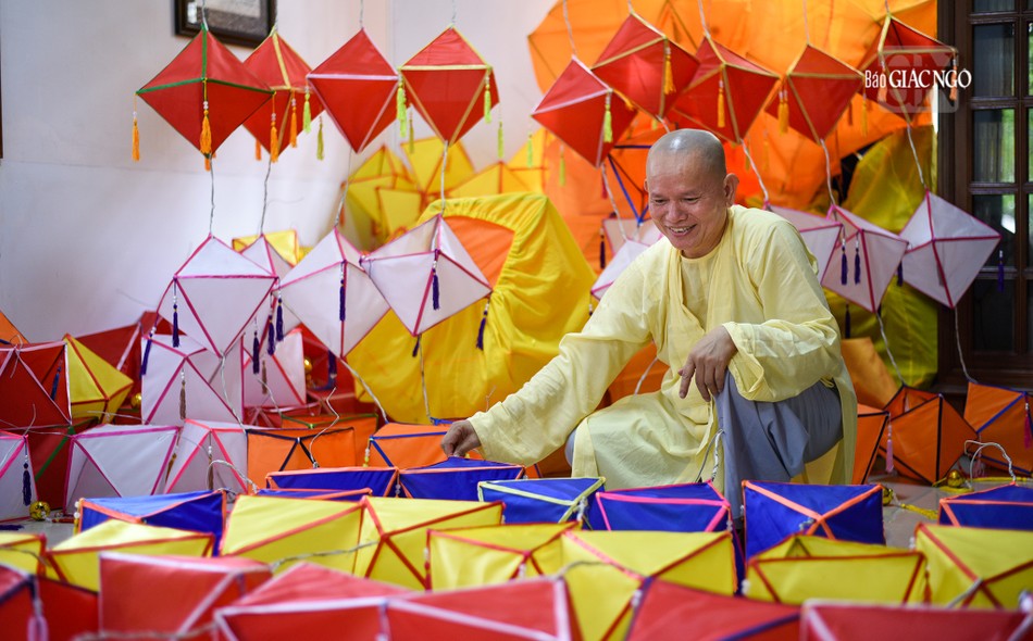Rất dễ bắt gặp loại lồng đèn ú truyền thống trong các ngôi chùa có &quot;gốc Huế&quot; ở Sài Gòn. Trong ảnh là Thượng tọa Thích Tâm Chơn, tri sự thiền viện Vạn Hạnh (Q.Phú Nhuận) bên 600 cái lồng đèn ú để trang trí trong mùa Phật đản Phật lịch 2567