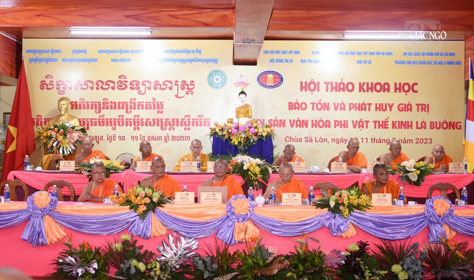 Chư tôn đức điều hành buổi tọa đàm