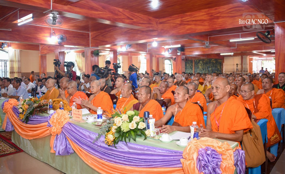 Chư Tăng, đại biểu tham dự hội thảo sáng nay, 11-5, tại chùa Sà-lôn