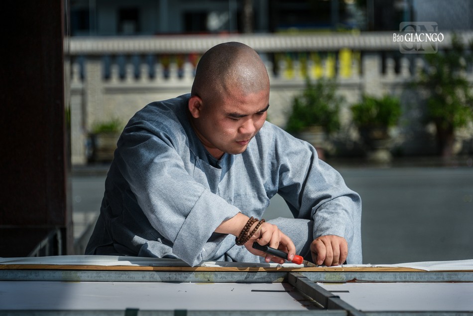 Một chư Tăng tại Việt Nam Quốc Tự đang tập trung làm việc dưới thời tiết nắng nóng của Sài Gòn để đảm bảo tiến độ hoàn thành Một chư Tăng tại Việt Nam Quốc Tự đang tập trung làm việc dưới thời tiết nắng nóng của Sài Gòn để đảm bảo tiến độ hoàn thành