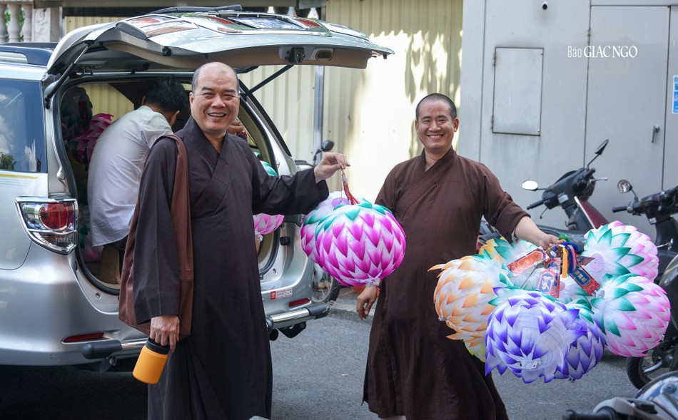 Chư tôn đức Ban Trị sự GHPGVN TP.HCM chung tay chuẩn bị trang trí hướng đến Đại lễ Phật đản Phật lịch 2567 Chư tôn đức Ban Trị sự GHPGVN TP.HCM chung tay chuẩn bị trang trí hướng đến Đại lễ Phật đản Phật lịch 2567