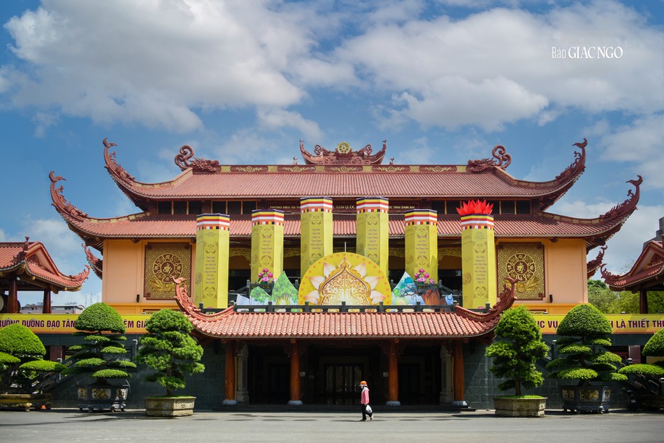 Mô hình lễ đài Phật đản tại Việt Nam Quốc Tự với thiết kế 7 đóa sen tượng trưng cho ngày Thái tử Tất-đạt-đa đản sinh trên cõi trần Mô hình lễ đài Phật đản tại Việt Nam Quốc Tự với thiết kế 7 đóa sen tượng trưng cho ngày Thái tử Tất-đạt-đa đản sinh trên cõi trần