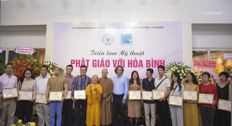 Hòa thượng Thích Tâm Đức, Thượng tọa Thích Nhật Từ (Viện Nghiên cứu Phật học VN), ông Nguyễn Xuân Tiên (Chủ tịch Hội Mỹ thuật TP.HCM) trao tặng Bằng khen đến các họa sĩ Hòa thượng Thích Tâm Đức, Thượng tọa Thích Nhật Từ (Viện Nghiên cứu Phật học VN), ông Nguyễn Xuân Tiên (Chủ tịch Hội Mỹ thuật TP.HCM) trao tặng Bằng khen đến các họa sĩ
