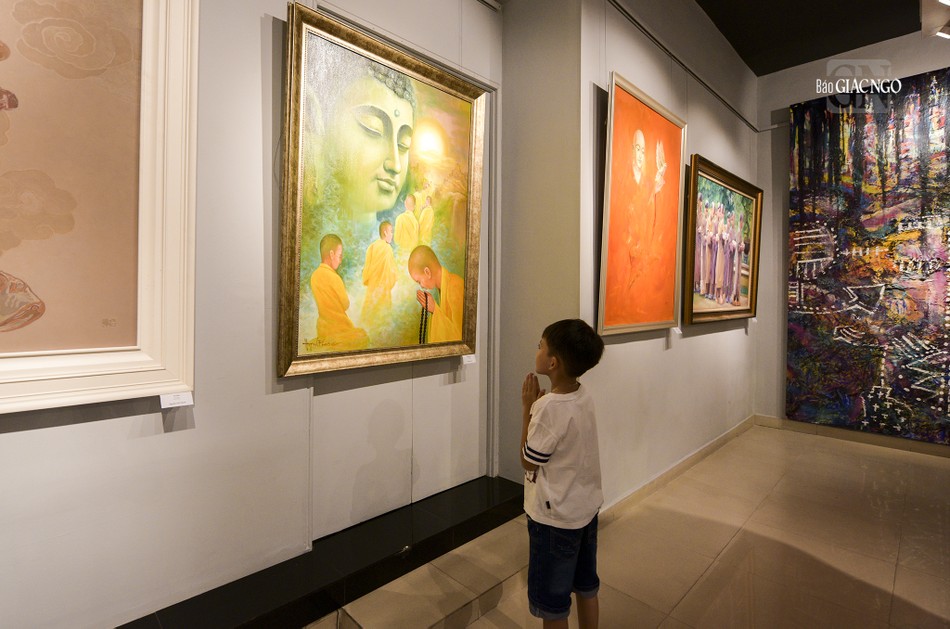 Một em bé chắp tay trước bức tranh Đức Phật Một em bé chắp tay trước bức tranh Đức Phật