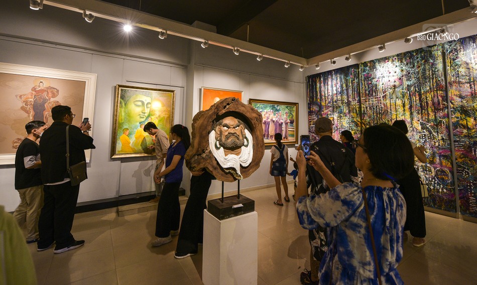 Đông đảo người dân tham quan triển lãm Đông đảo người dân tham quan triển lãm