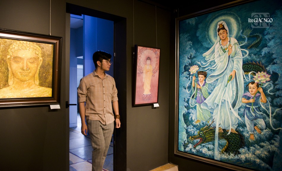 Một góc triển lãm với hình ảnh các vị Phật, Bồ-tát Một góc triển lãm với hình ảnh các vị Phật, Bồ-tát