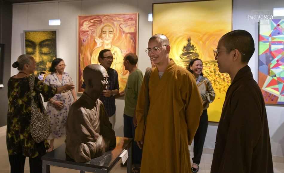 Tượng Bồ-tát Thích Quảng Đức bằng chất liệu tổng hợp tại triển lãm Tượng Bồ-tát Thích Quảng Đức bằng chất liệu tổng hợp tại triển lãm