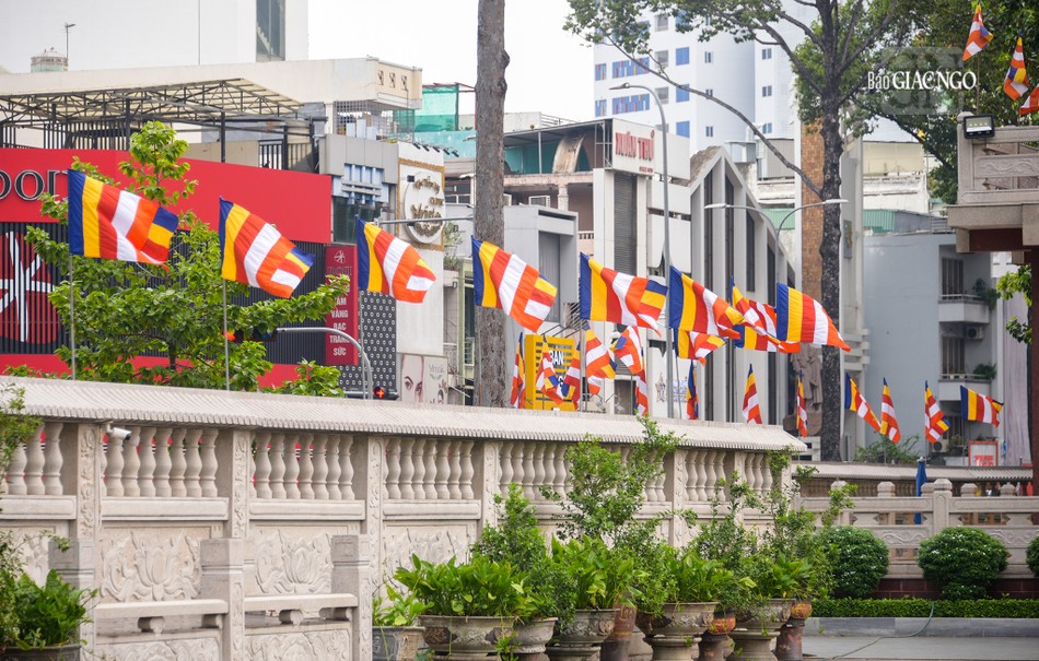 Cờ bay phấp phới trước khuôn viên Việt Nam Quốc Tự Cờ bay phấp phới trước khuôn viên Việt Nam Quốc Tự
