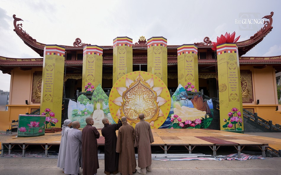 6 trụ biểu tượng trưng cho kỷ niệm 60 năm ngày Bồ-tát Thích Quảng Đức vị pháp thiêu thân 6 trụ biểu tượng trưng cho kỷ niệm 60 năm ngày Bồ-tát Thích Quảng Đức vị pháp thiêu thân