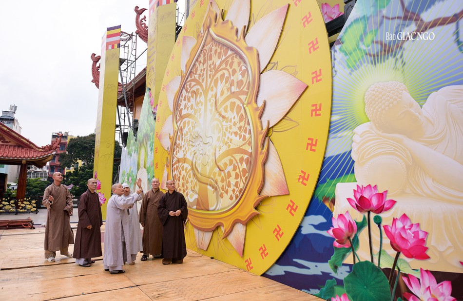 Chư tôn đức Thường trực Ban Văn hóa Phật giáo TP.HCM kiểm tra các hạng mục tại lễ đài Chư tôn đức Thường trực Ban Văn hóa Phật giáo TP.HCM kiểm tra các hạng mục tại lễ đài