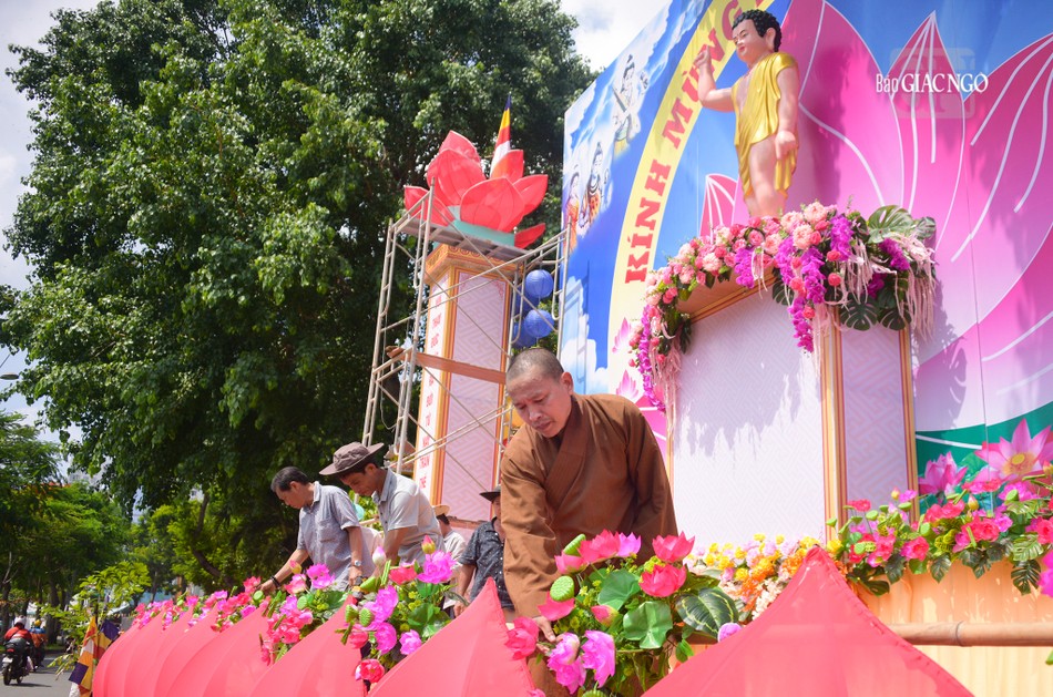 Thượng tọa Thích Minh Quang, Trưởng ban Trị sự Phật giáo Q.1 cho biết lễ đài cơ bản đã gần hoàn thành sau 4 ngày đêm làm việc liên tục của Tăng Ni, Phật tử trên địa bàn quận