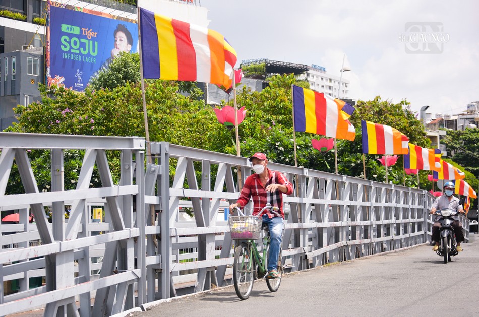 Cờ Phật giáo tung bay trên cây cầu nối liền 2 con đường Hoàng Sa và Trường Sa
