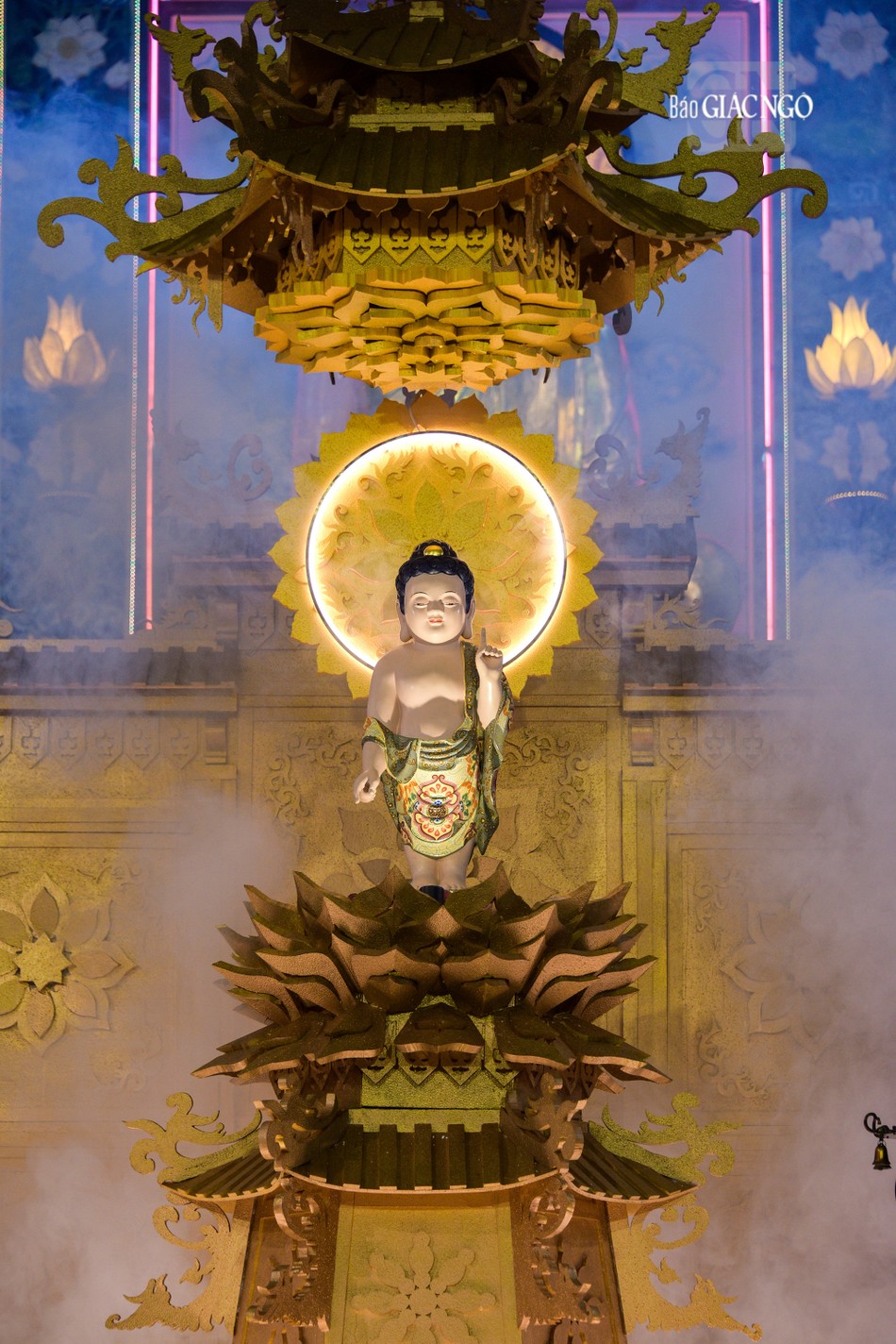 Tôn tượng tại lễ đài chính