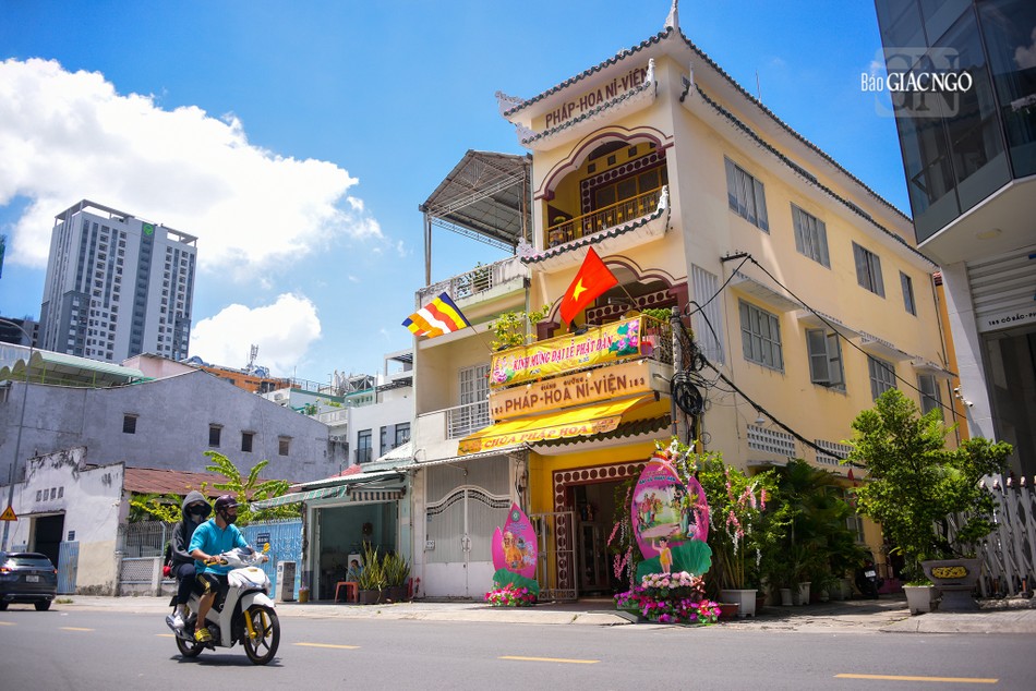 Ni viện Pháp Hoa (P.Cô Giang, Q.1) cũng thiết trí lễ đài nhỏ bên ngoài để người dân có thể chiêm ngưỡng, tắm Phật khi đi ngang qua