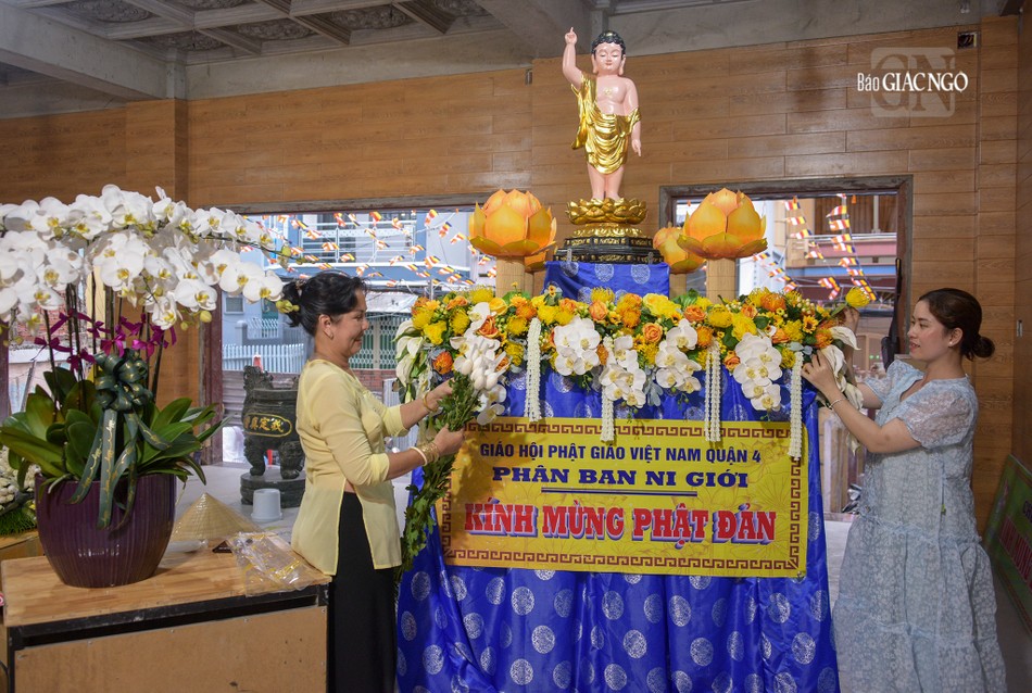 Phật tử trang trí kiệu hoa rước Phật tại chùa Phước Duyên. Được biết, thời gian diễn ra Đại lễ Phật đản Phật lịch 2567 của Phật giáo Q.4 vào lúc 6g sáng, ngày 8-4-Quý Mão