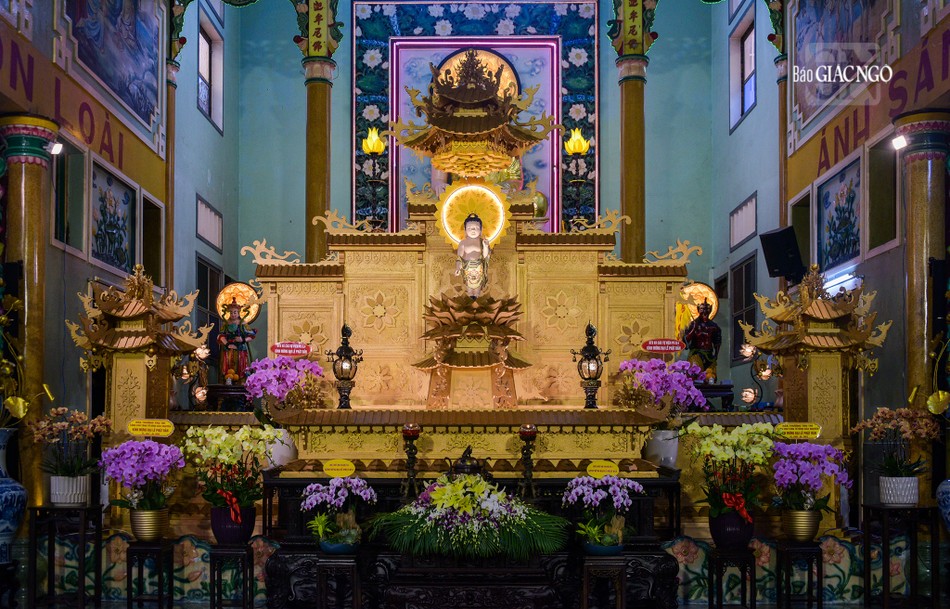 Với Phật giáo Q.4 thì lễ đài chính năm nay được thiết trí tại Linh Quang tịnh xá ( số 40 Nguyễn Khoái, P.3, Q.4, TP.HCM)