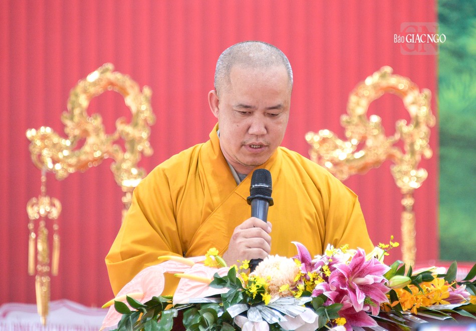 Đại đức Thích An Nhựt báo cáo công tác và kết quả tổ chức Đại giới đàn Liễu Lạc