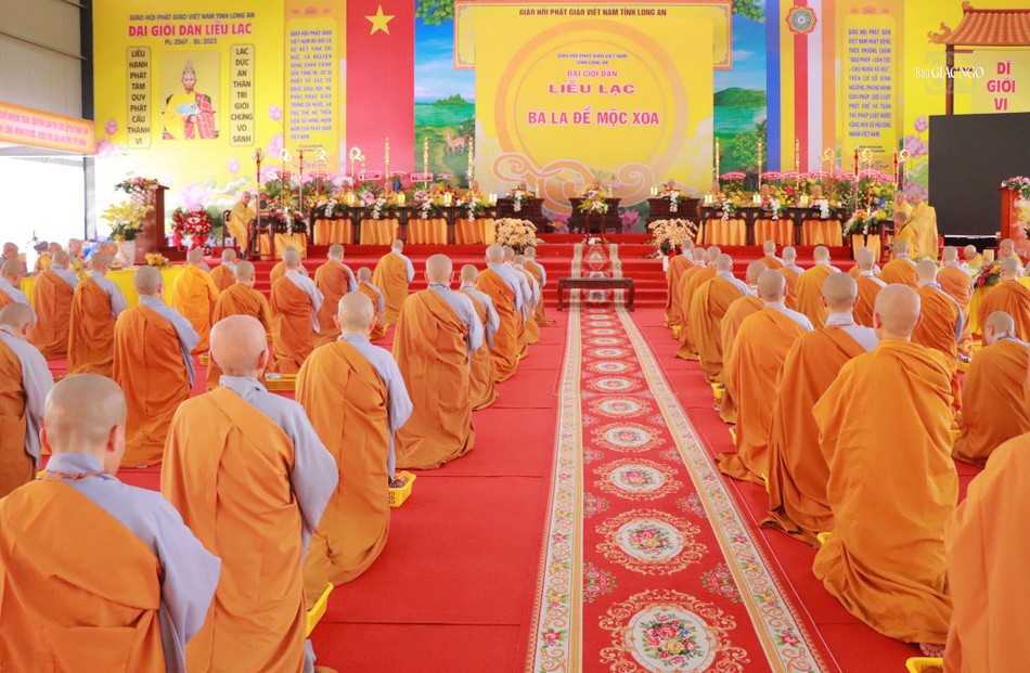 Giới tử Tỳ-kheo-ni cầu Chánh pháp với Đại Tăng. Ảnh: Trung Thắng