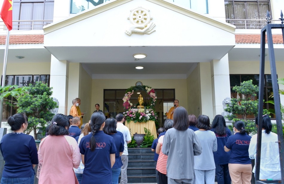 Lễ đài tại toà soạn Báo Giác Ngộ được thiết trí cho đến hết ngày rằm tháng Tư