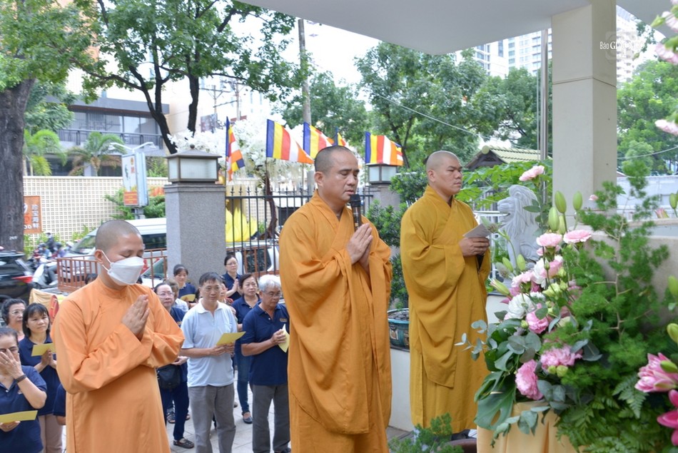 Thượng tọa Thích Tâm Hải, Tổng Biên tập Báo Giác Ngộ cùng chư Tăng Ni, Phật tử đồng tụng bài kệ Mộc dục