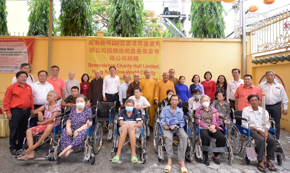 Trao tặng 36 xe lăn đến người khuyết tật