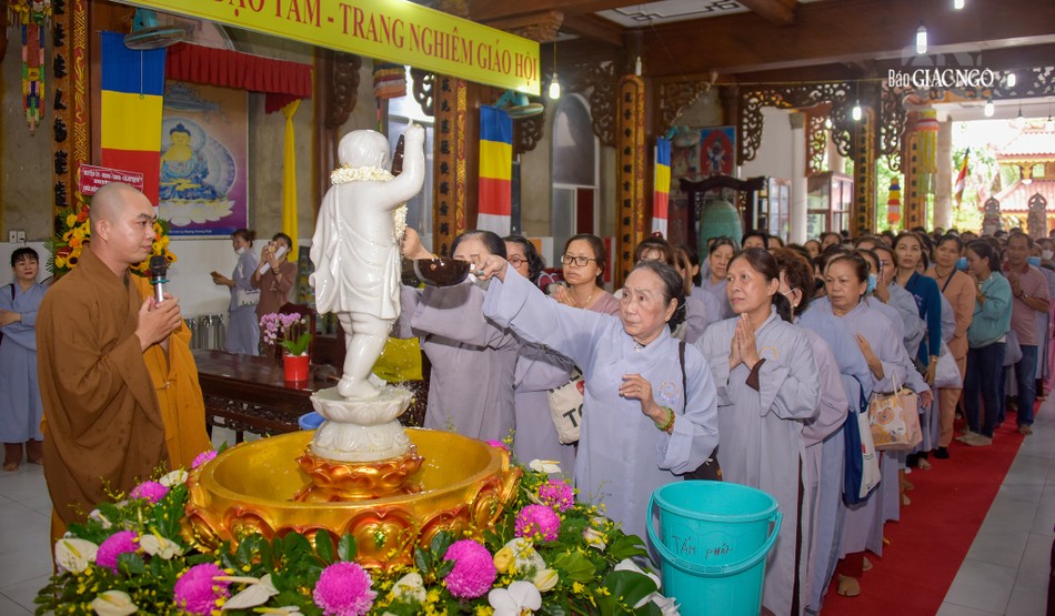 Phật tử thực hiện nghi thức Tắm Phật