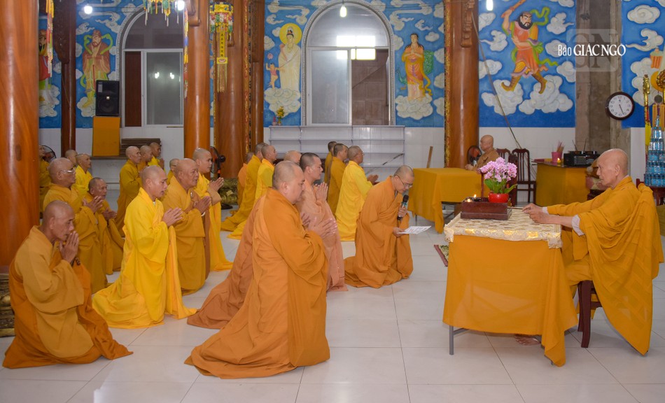 Các hành giả thực hiện nghi thức tác pháp An cư kiết hạ