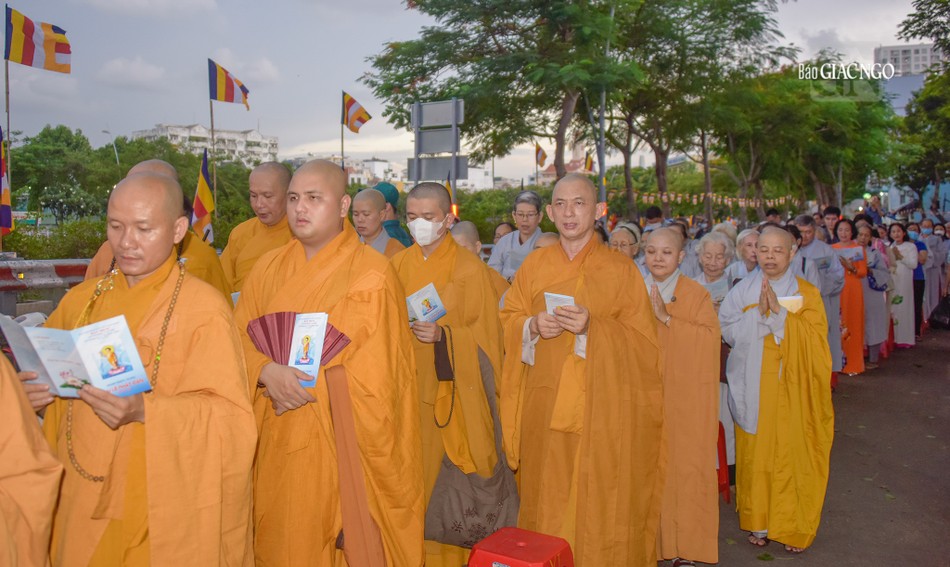 Đại chúng đồng tụng kinh Khánh đản