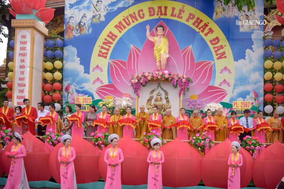 Chư tôn đức cắt băng khai mạc