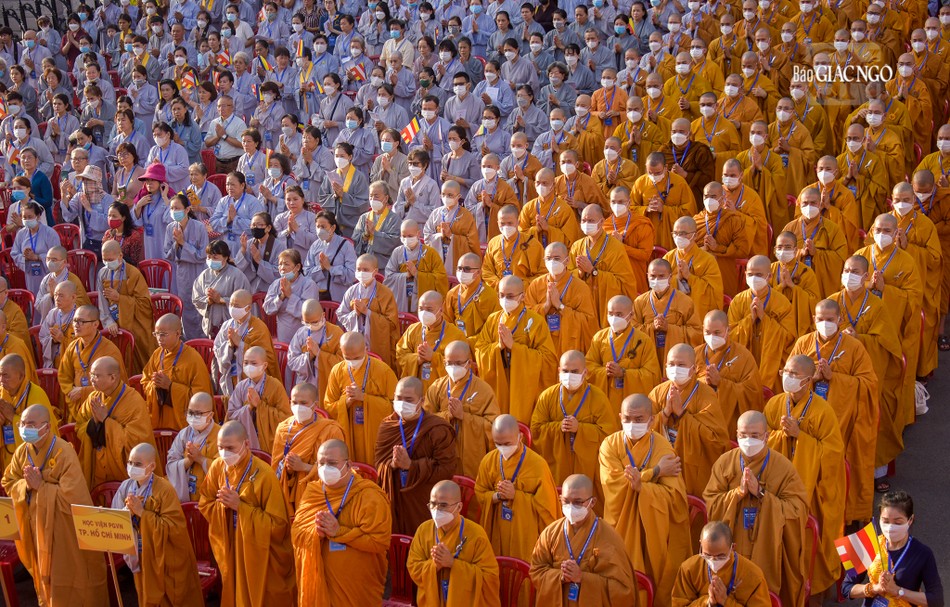 Toàn thể đại chúng nhất tâm thành kính lễ hiệu Đản sinh, tụng thời sám Khánh đản thành kính dâng lên cúng dường