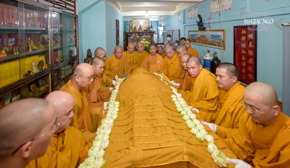 Môn đồ pháp quyến cung thỉnh nhục thân Trưởng lão Hòa thượng Thích Thanh Sơn đến Giác linh đường nhập kim quan