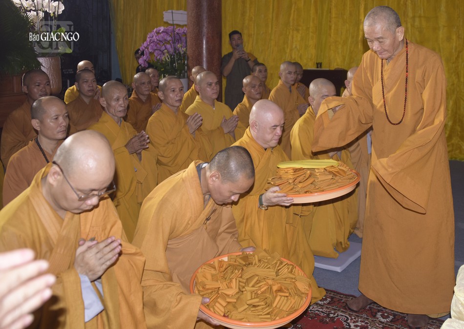 Các đệ tử thọ tang để tưởng nhớ bậc ân sư của mình