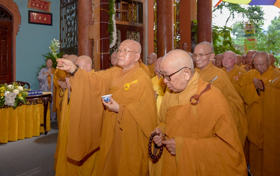 Trưởng lão Hòa thượng Thích Như Niệm cử hành nghi thức sái tịnh