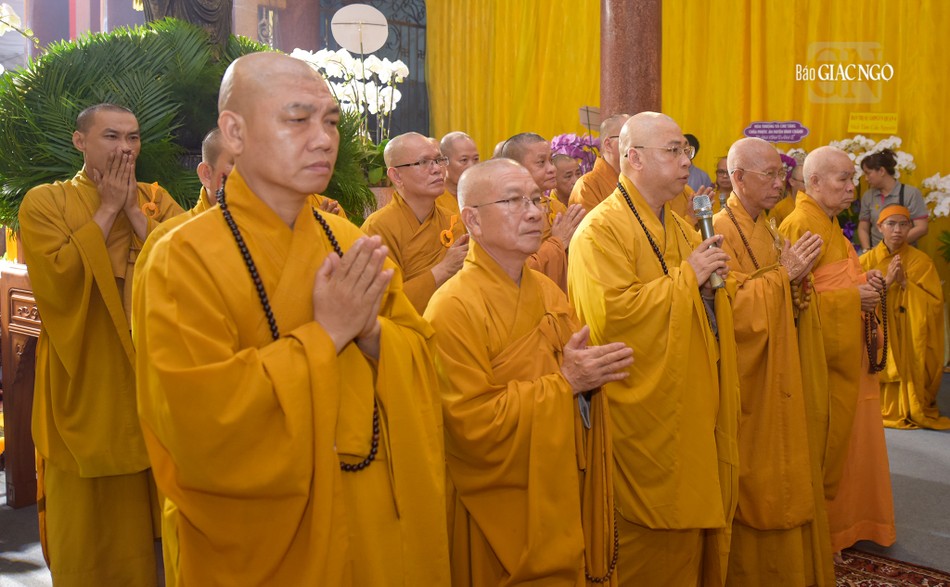 Thượng tọa Thích Minh Nhựt, Trưởng ban Trị sự Phật giáo Q.Phú Nhuận cùng các thành viên trong Ban Trị sự quận và đông đảo Tăng Ni trên địa bàn về viếng tang Thượng tọa Thích Minh Nhựt, Trưởng ban Trị sự Phật giáo Q.Phú Nhuận cùng các thành viên trong Ban Trị sự quận và đông đảo Tăng Ni trên địa bàn về viếng tang