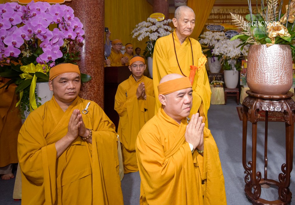 Trưởng lão Hòa thượng Thích Thanh Hùng, Ủy viên Thường trực Hội đồng Chứng minh cùng môn đồ pháp quyến đón tiếp phái đoàn Trưởng lão Hòa thượng Thích Thanh Hùng, Ủy viên Thường trực Hội đồng Chứng minh cùng môn đồ pháp quyến đón tiếp phái đoàn