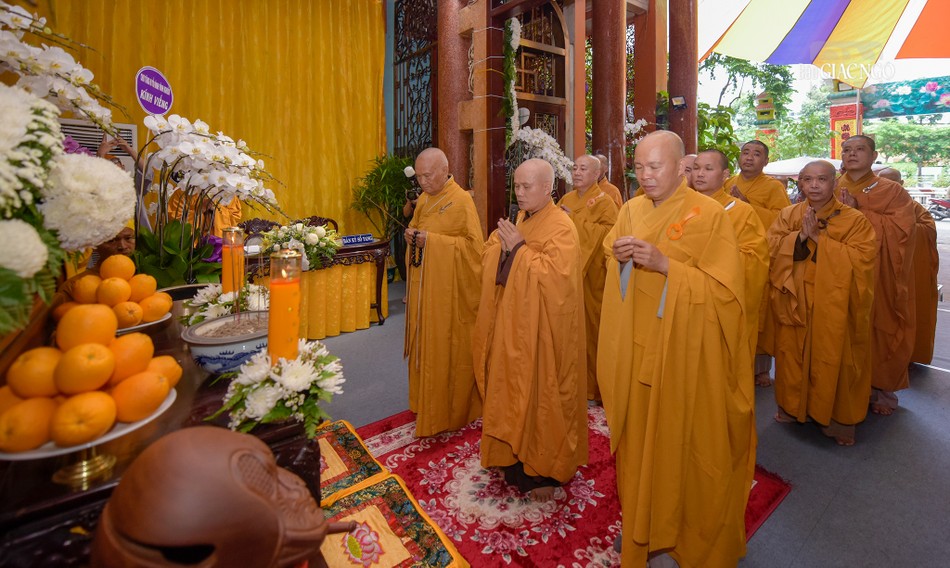 Thượng tọa Thích Giác Dũng cùng Ban Trị sự Phật giáo Q.12 dâng hương tưởng niệm Thượng tọa Thích Giác Dũng cùng Ban Trị sự Phật giáo Q.12 dâng hương tưởng niệm