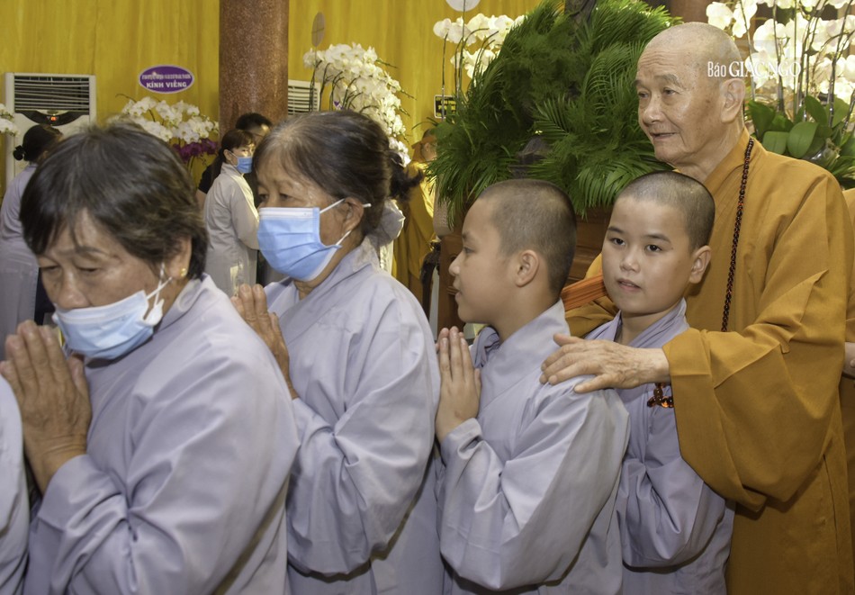 Hòa thượng Thích Thanh Hùng, Ủy viên Thường trực Hội đồng Chứng minh hướng dẫn các Phật tử trong tông phong tổ đình Phổ Quang hữu nhiễu kim quan Hòa thượng Thích Thanh Hùng, Ủy viên Thường trực Hội đồng Chứng minh hướng dẫn các Phật tử trong tông phong tổ đình Phổ Quang hữu nhiễu kim quan