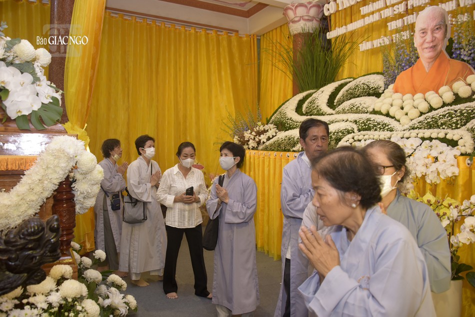 Phật tử các tự viện trên địa bàn Q.1 về tổ đình Vạn Thọ để đảnh lễ Giác linh Trưởng lão Hòa thượng Thích Thanh Sơn Phật tử các tự viện trên địa bàn Q.1 về tổ đình Vạn Thọ để đảnh lễ Giác linh Trưởng lão Hòa thượng Thích Thanh Sơn