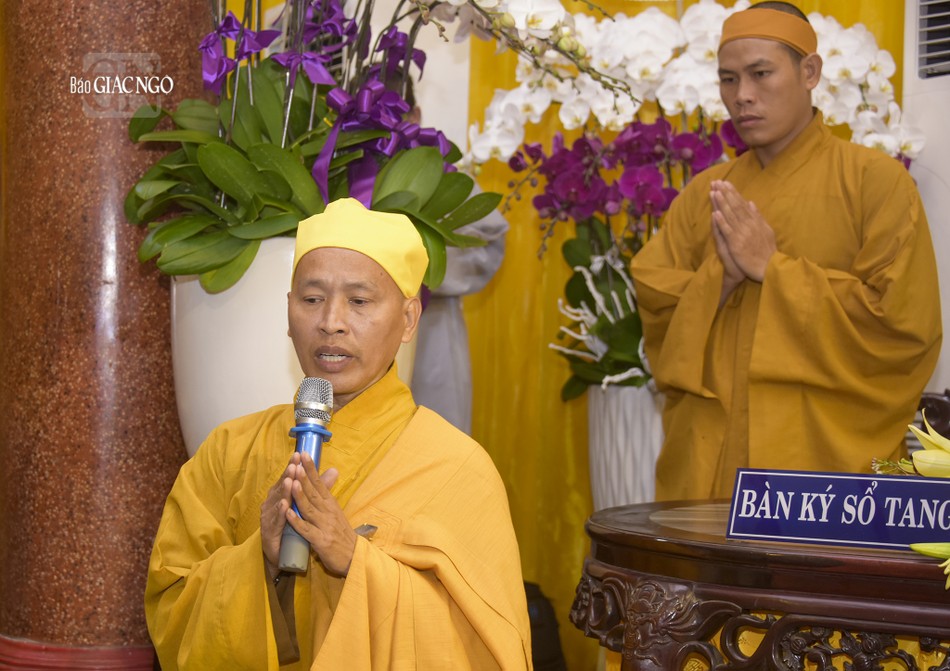 Thượng tọa Thích Minh Quang phát biểu tri ân đến Ban Trị sự Q.1 và các đoàn viếng tang Trưởng lão Hòa thượng Thích Thanh Sơn Thượng tọa Thích Minh Quang phát biểu tri ân đến Ban Trị sự Q.1 và các đoàn viếng tang Trưởng lão Hòa thượng Thích Thanh Sơn