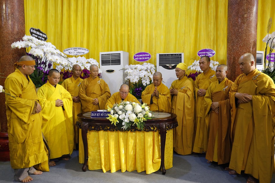 Thượng tọa Thích Đạt Đức, Trưởng ban Trị sự Phật giáo Q.Tân Bình ký sổ tang lưu niệm