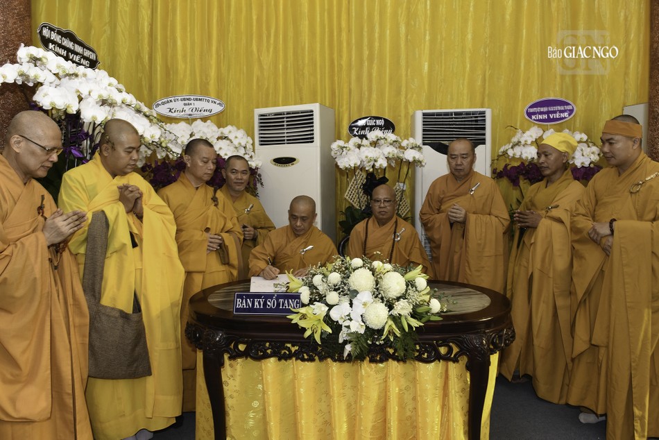 Ghi sổ tang lưu niệm