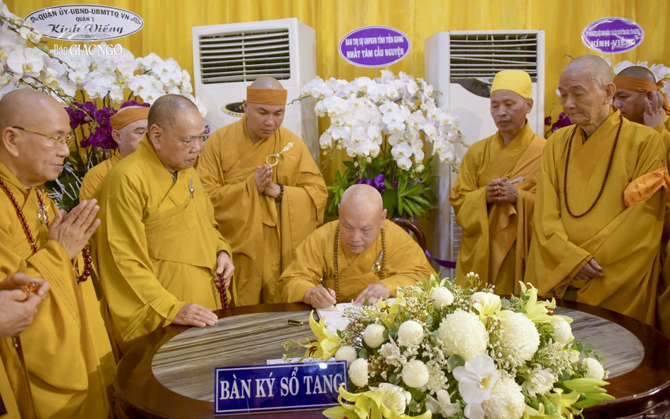 Hòa thượng Thích Thiện Nhơn ký sổ tang lưu niệm