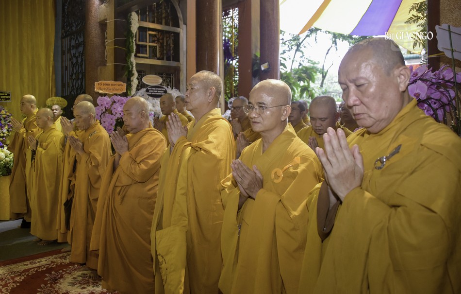 Thành kính tưởng niệm