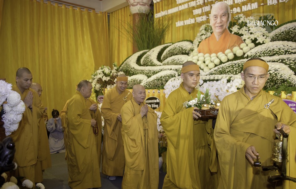 Hữu nhiễu kim quan