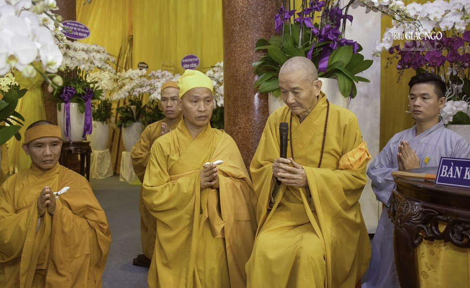 Trưởng lão Hòa thượng Thích Thanh Hùng cùng Thượng tọa Thích Minh Quang - Trưởng tử Trưởng lão Hòa thượng Thích Thanh Sơn và môn đồ pháp quyến cảm tạ T.Ư GHPGVN viếng tang