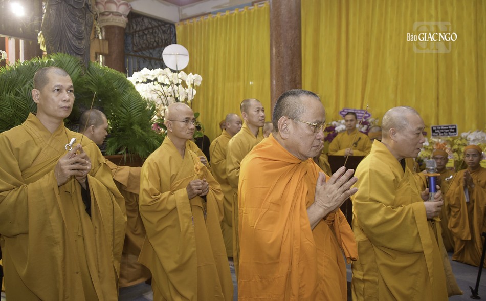 Hòa thượng Thích Bảo Nghiêm, Phó Chủ tịch Hội đồng Trị sự, Trưởng ban Hoằng pháp T.Ư hướng dẫn các thành viên trong Ban Hoằng pháp T.Ư viếng tang